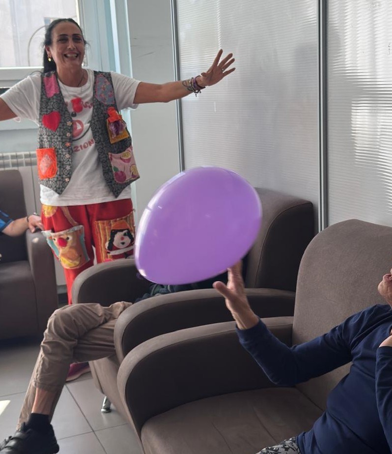 Attività di gioco con palloncini e tubi colorati con gli ospiti di una casa famiglia — foto 1