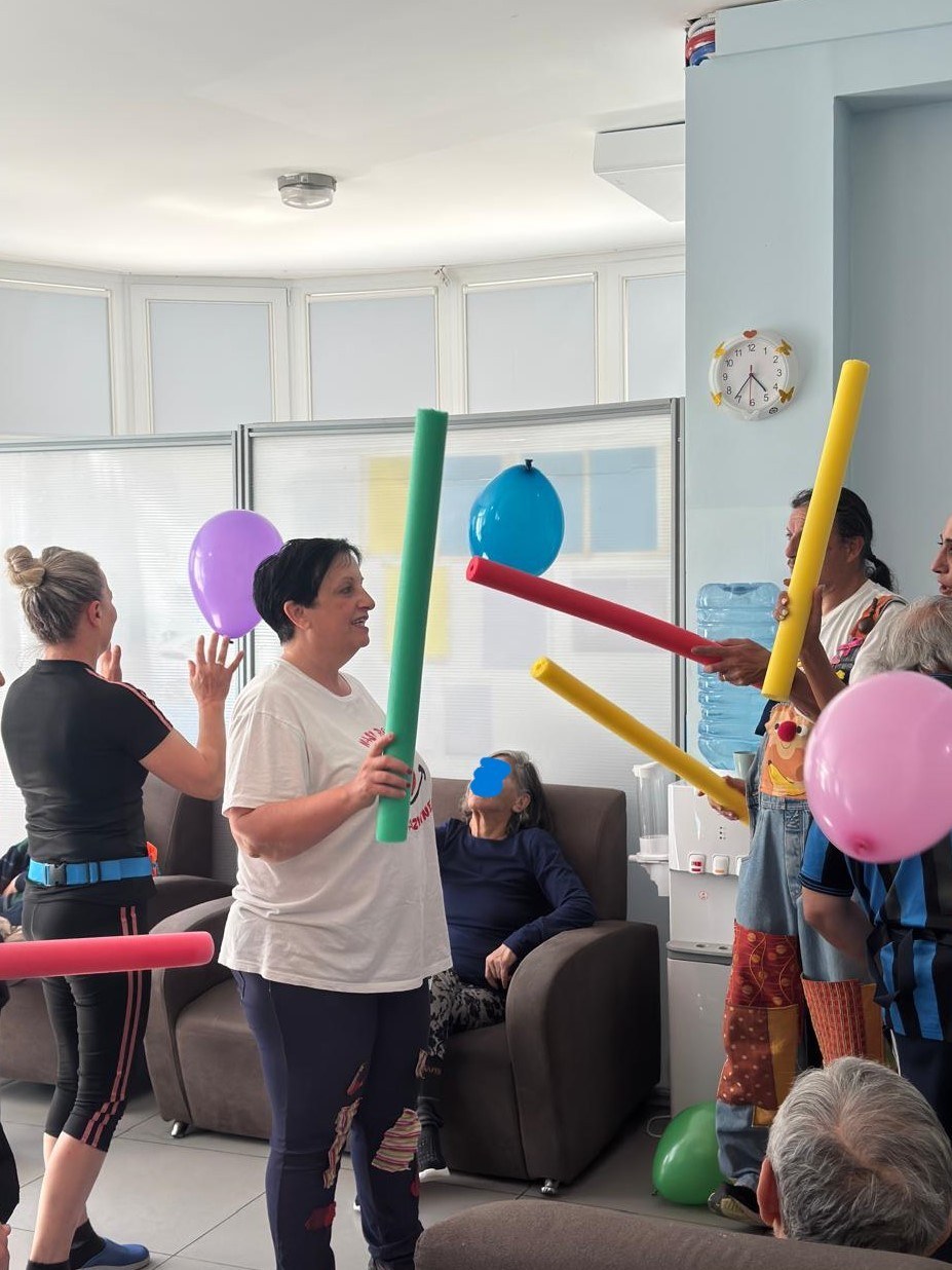 Attività di gioco con palloncini e tubi colorati con gli ospiti di una casa famiglia — foto 2