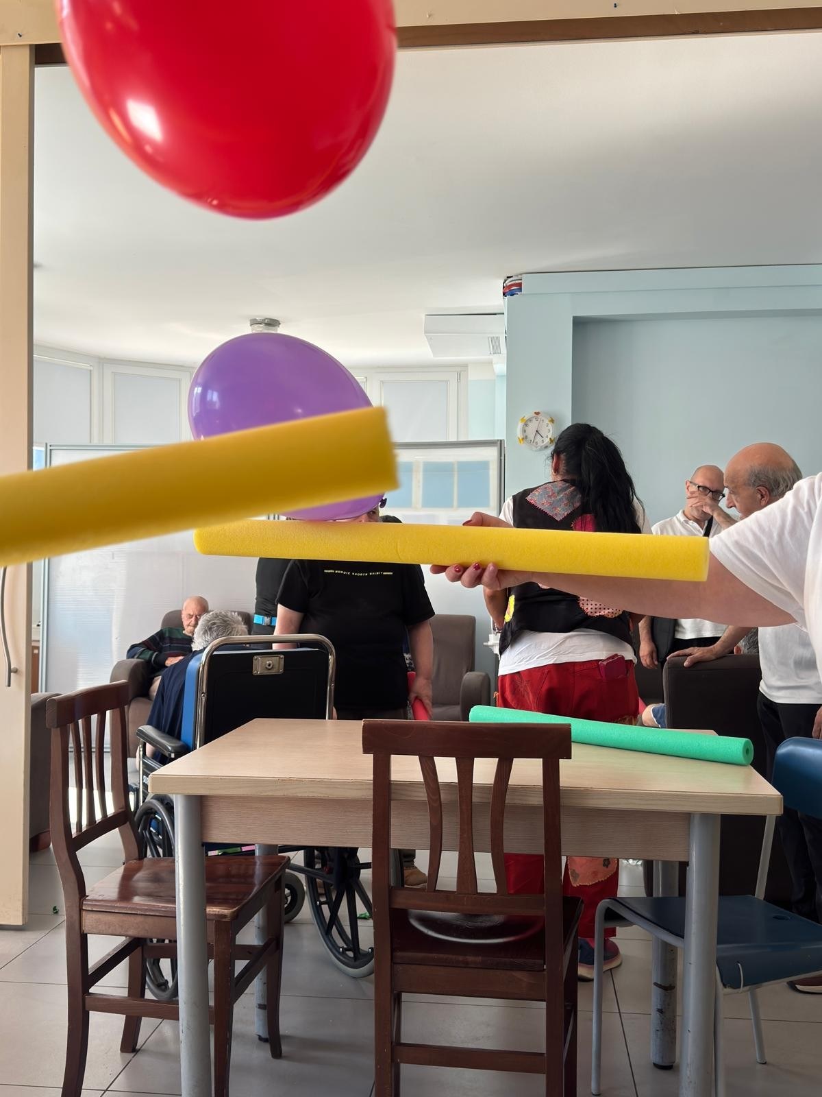 Attività di gioco con palloncini e tubi colorati con gli ospiti di una casa famiglia — foto 3