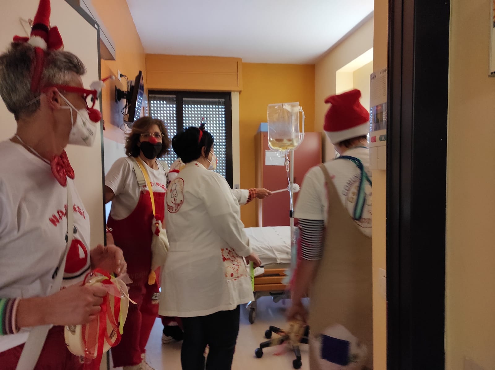 I clown di corsia all'Ospedale San Carlo di Potenza — foto 4