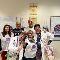 Volontari di Gente Allegra e di altre associazioni insieme, con nasi rossi e magliette dei rispettivi gruppi