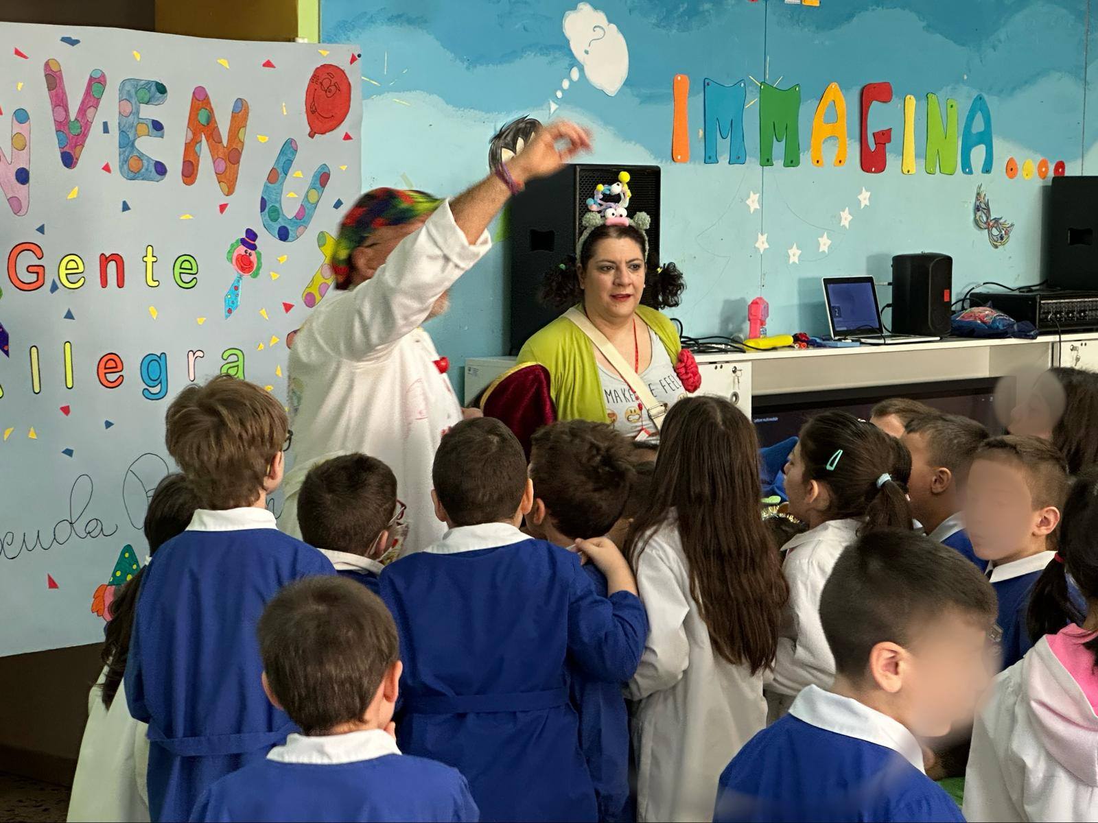 Clown volontari durante un laboratorio in una classe di scuola